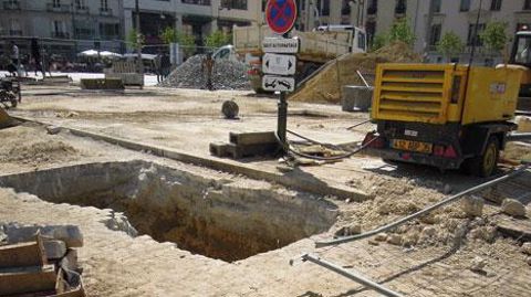 Après le curage des fosses de plantation de la place Hoche, les collecteurs d'eau et le système de drainage ont été remis en état.(c) PremierTech Agriculture Après le curage des fosses de plantation de la place Hoche, les collecteurs d'eau et le système de drainage ont été remis en état.(c) PremierTech Agriculture