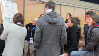 ©Odile Maillard Tels de véritables journalistes, les futurs ingénieurs et Master se sont réunis en conférence de rédaction avant d'aller au coeur des stands à la rencontre des exposants. Objectif : écrire tout le quotidien du Sival, durant les trois jours.