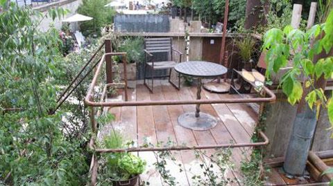 Le salon Jardins, Jardin aux Tuileries a donné l'occasion aux professionnels d'échanger sur la « ville nature ». Ici, la terrasse « Factory Garden » du paysagiste Sylvère Fournier (prix de la presse, trophée Daviland 2017).©Valérie Vidril Le salon Jardins, Jardin aux Tuileries a donné l'occasion aux professionnels d'échanger sur la « ville nature ». Ici, la terrasse « Factory Garden » du paysagiste Sylvère Fournier (prix de la presse, trophée Daviland 2017).©Valérie Vidril