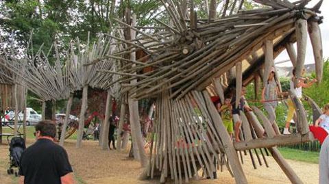 Le dragon est végétalisé sur le dos, bien que les prêles prévues au départ aient eu un développement trop limité. (c)Pascal Fayolle Le dragon est végétalisé sur le dos, bien que les prêles prévues au départ aient eu un développement trop limité. (c)Pascal Fayolle