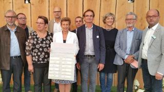 Le 31 août dernier lors de la signature de la charte. Un guide de l'achat de végétaux a été édité : il rappelle que des critères favorables aux entreprises locales peuvent être favorisés. (c)FNPHP Le 31 août dernier lors de la signature de la charte. Un guide de l'achat de végétaux a été édité : il rappelle que des critères favorables aux entreprises locales peuvent être favorisés. (c)FNPHP