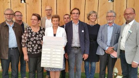 Le 31 août dernier lors de la signature de la charte. Un guide de l'achat de végétaux a été édité : il rappelle que des critères favorables aux entreprises locales peuvent être favorisés. (c)FNPHP Le 31 août dernier lors de la signature de la charte. Un guide de l'achat de végétaux a été édité : il rappelle que des critères favorables aux entreprises locales peuvent être favorisés. (c)FNPHP