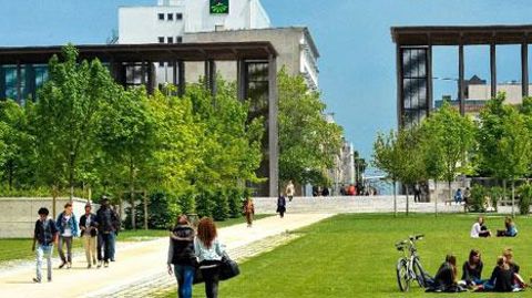 La place de la Brèche, à Niort, a été l'objet du test de l'outil toolkit pour la valorisation des infrastructures vertes. (c)B. Derbord La place de la Brèche, à Niort, a été l'objet du test de l'outil toolkit pour la valorisation des infrastructures vertes. (c)B. Derbord