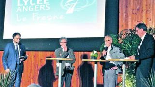 De gauche à droite : Frank Blachère, directeur du Fresne, François Colson (Plante & Cité), Philippe Morel (Inra-UMT STRATège) et Robert Chazelle (DGER) illustrent la diversité des partenariats dans lesquels un lycée professionnel comme Le Fresne peut s'engager.(c)Linda Kaluzny-Pinon De gauche à droite : Frank Blachère, directeur du Fresne, François Colson (Plante & Cité), Philippe Morel (Inra-UMT STRATège) et Robert Chazelle (DGER) illustrent la diversité des partenariats dans lesquels un lycée 