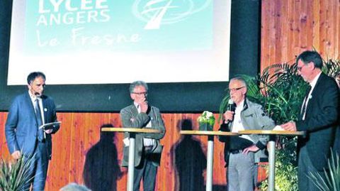 De gauche à droite : Frank Blachère, directeur du Fresne, François Colson (Plante & Cité), Philippe Morel (Inra-UMT STRATège) et Robert Chazelle (DGER) illustrent la diversité des partenariats dans lesquels un lycée professionnel comme Le Fresne peut s'engager.(c)Linda Kaluzny-Pinon De gauche à droite : Frank Blachère, directeur du Fresne, François Colson (Plante & Cité), Philippe Morel (Inra-UMT STRATège) et Robert Chazelle (DGER) illustrent la diversité des partenariats dans lesquels un lycée 
