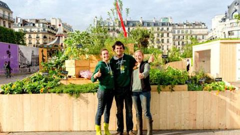 Pauline Houlon, Sophie Kling, Charles Moreau… trois des lauréats du concours 2016 Botany For Change, organisé par Klorane, ont pu réaliser leur jardin devant l'hôtel de ville de Paris. (c)Klorane. Pauline Houlon, Sophie Kling, Charles Moreau… trois des lauréats du concours 2016 Botany For Change, organisé par Klorane, ont pu réaliser leur jardin devant l'hôtel de ville de Paris. (c)Klorane.
