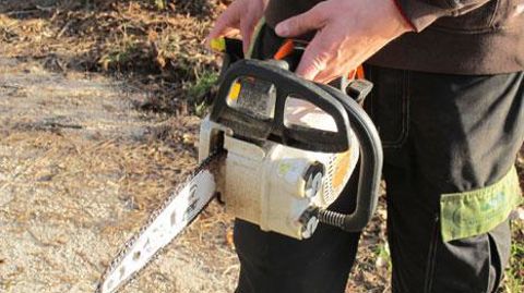 Se former à la manipulation d'une tronçonneuse est d'abord une question de sauvegarde personnelle, qu'on soit professionnel ou particulier. ©Pascal Fayolle  Se former à la manipulation d'une tronçonneuse est d'abord une question de sauvegarde personnelle, qu'on soit professionnel ou particulier. ©Pascal Fayolle