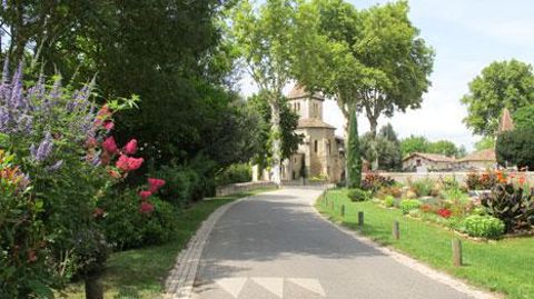 Pour maintenir leur fleurissement, les villes vont devoir trouver de nouvelles ressources. Sur la photo : Cayriech (82) conserve cette année ses 4 fleurs. Pour maintenir leur fleurissement, les villes vont devoir trouver de nouvelles ressources. Sur la photo : Cayriech (82) conserve cette année ses 4 fleurs.