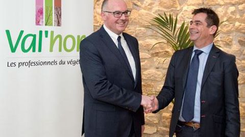Mikaël Mercier (à gauche) succède à Benoît Ganem à la tête de Val'hor. Le mandat de ce dernier avait été prolongé d'un an en vue d'assurer la signature d'un nouvel accord interprofessionnel avec l'État. (c)Patrick Glémas Mikaël Mercier (à gauche) succède à Benoît Ganem à la tête de Val'hor. Le mandat de ce dernier avait été prolongé d'un an en vue d'assurer la signature d'un nouvel accord interprofessionnel avec l'État. (c)Patrick Glémas