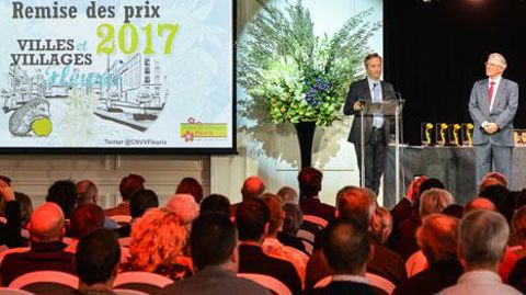 Jean-Baptiste Lemoyne, secrétaire d'État auprès du ministre de l'Europe et des Affaires étrangères (à gauche), a remis leur prix aux communes fleuries, à Paris le 7 mars, en présence du président du CNVVF, Paul Roncière, et de sa directrice, Martine Lesage. ©Kiossev Jean-Baptiste Lemoyne, secrétaire d'État auprès du ministre de l'Europe et des Affaires étrangères (à gauche), a remis leur prix aux communes fleuries, à Paris le 7 mars, en présence du président du CNVVF, Paul Roncière, et de sa dir