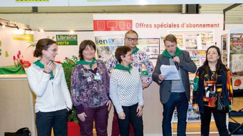 L'équipe du Lien horticole présentée lors de la soirée du Salon du végétal. De gauche à droite, Valérie Vidril, journaliste, Christine Bias, directrice de la publicité, Muriel Compan, responsable des pages annonce, François Arnould, vidéo, web et mise en page, Pascal Fayolle, rédacteur en chef et Odile Maillard, journaliste.  L'équipe du Lien horticole présentée lors de la soirée du Salon du végétal. De gauche à droite, Valérie Vidril, journaliste, Christine Bias, directrice de la publicité, Mur