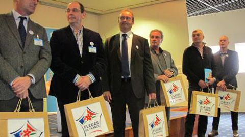 Les douze premières entreprises engagées dans le nouveau label ont symboliquement reçu leur kit de communication pour valoriser l'origine française des productions horticoles.(c)Valérie Vidril Les douze premières entreprises engagées dans le nouveau label ont symboliquement reçu leur kit de communication pour valoriser l'origine française des productions horticoles.(c)Valérie Vidril