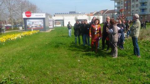 Lors des Carrés fleuris aux Mureaux, les participants ont visité une ancienne friche de 4 hectares, située entre une route départementale à forte circulation et une barre d'immeubles HLM, illustrant le travail social qui a été réalisé. ©Brand Wagenaar Lors des Carrés fleuris aux Mureaux, les participants ont visité une ancienne friche de 4 hectares, située entre une route départementale à forte circulation et une barre d'immeubles HLM, illustrant le travail social qui a été réalisé. ©Brand Wagen