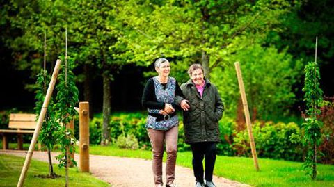 Avec l'expérience, Éric Morgenthaler, directeur de l'établissement La Charmille, constate que « les relations entre patients et familles sont beaucoup plus simples et détendues lorsqu'ils se retrouvent au jardin. »  ©Antoine Labreuche Avec l'expérience, Éric Morgenthaler, directeur de l'établissement La Charmille, constate que « les relations entre patients et familles sont beaucoup plus simples et détendues lorsqu'ils se retrouvent au jardin. »  ©Antoine Labreuche