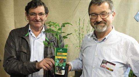 Édouard Delobel (à gauche), des Ets Robin, horticulteurs près de Rennes (35), produit des exclusivités pour l'enseigne Truffaut. À ses côtés, Gabriel de Gères, chef de produit marché aux fleurs de cette entreprise, estime que sans les producteurs français, « il n'y a pas grand-chose de possible ». ©Patrick Glémas Édouard Delobel (à gauche), des Ets Robin, horticulteurs près de Rennes (35), produit des exclusivités pour l'enseigne Truffaut. À ses côtés, Gabriel de Gères, chef de produit marché au