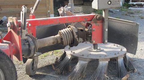 L'évolution des pratiques a conduit à une diversification des techniques et des modes de gestion de la flore spontanée. Cette brosse Kersten permet de retirer les herbes et les mousses, et limite les repousses ©Valérie Vidril L'évolution des pratiques a conduit à une diversification des techniques et des modes de gestion de la flore spontanée. Cette brosse Kersten permet de retirer les herbes et les mousses, et limite les repousses ©Valérie Vidril