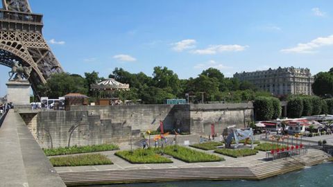 ©Pascal Fayolle Les touristes qui sont allés prendre le bateau-mouche quai de Suffren et ceux qui sont venus visiter la Tour Eiffel entre le 18 et le 21 juin ont pu découvrir un immense champs de fleurs. 