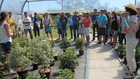 La journée organisée par Astredhor Sud-Ouest GIE Fleurs et plantes a attiré un nombre record de professionnels. Ici, un groupe attentif aux explications d'Anthony Droui et Fanny Bellec sur les  La journée organisée par Astredhor Sud-Ouest GIE Fleurs et plantes a attiré un nombre record de professionnels. Ici, un groupe attentif aux explications d'Anthony Droui et Fanny Bellec sur les 