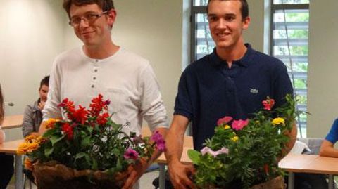 Les ateliers ont fait émerger des idées simples et concrètes, comme Easy Plant : une jardinière prête à fleurir, cultivée sur un support biodégradable, et inventée par Alexandre Montassier (à gauche) et Nathan Sevin, du CFA de Bellegarde. Les ateliers ont fait émerger des idées simples et concrètes, comme Easy Plant : une jardinière prête à fleurir, cultivée sur un support biodégradable, et inventée par Alexandre Montassier (à gauche) et Nathan Sevin, du CFA de Bellegarde.