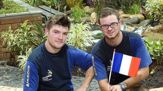 © Philippe Liperi  Maxime Tissier (à droite) et Florian Rahon devant leur jardin après 22 heures d'épreuve. 