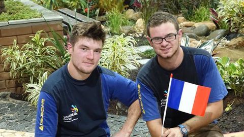 © Philippe Liperi  Maxime Tissier (à droite) et Florian Rahon devant leur jardin après 22 heures d'épreuve. 