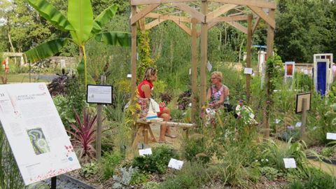 ©Odile Maillard. Ouvert au public, le festival Jardins d'expression accueille les visiteurs tout l'été. Le lieu permet de découvrir les créations d'élèves, de s'inspirer pour transposer dans son jardin ou dans les espaces verts de sa ville, de flâner, de converser, d'imaginer des projets avec les écoles de sa région, de refaire le monde sur la thématique de l'été… 
