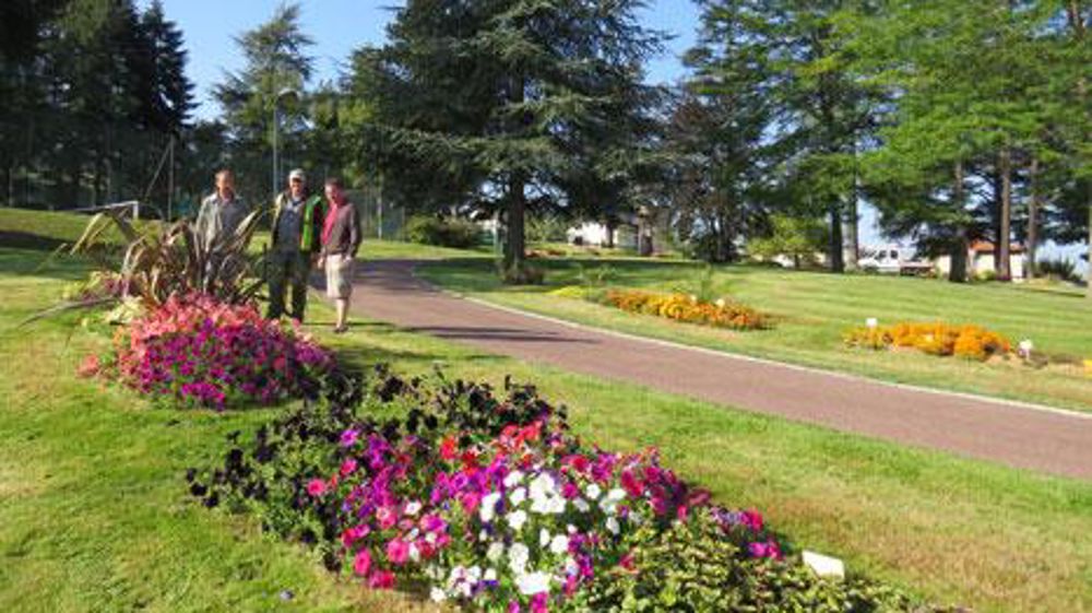 Thierry Nadal, responsable du SEVE du Chambon-Feugerolles (à gauche), Philippe Méjean, agent technique responsable d'équipe (au centre), et Hervé Bory, responsable de N.P.K., ont organisé le fleurissement du parc du stade de la Pouratte. (c)Odile Maillard Thierry Nadal, responsable du SEVE du Chambon-Feugerolles (à gauche), Philippe Méjean, agent technique responsable d'équipe (au centre), et Hervé Bory, responsable de N.P.K., ont organisé le fleurissement du parc du stade de la Pouratte. (c)Odi Thierry Nadal, responsable du SEVE du Chambon-Feugerolles (à gauche), Philippe Méjean, agent technique responsable d'équipe (au centre), et Hervé Bory, responsable de N.P.K., ont organisé le fleurissement du parc du stade de la Pouratte. (c)Odile Maillard Thierry Nadal, responsable du SEVE du Chambon-Feugerolles (à gauche), Philippe Méjean, agent technique responsable d'équipe (au centre), et Hervé Bory, responsable de N.P.K., ont organisé le fleurissement du parc du stade de la Pouratte. (c)Odi