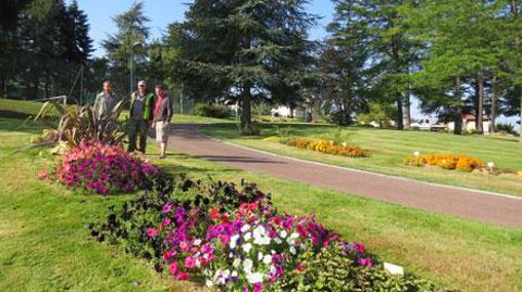 Thierry Nadal, responsable du SEVE du Chambon-Feugerolles (à gauche), Philippe Méjean, agent technique responsable d'équipe (au centre), et Hervé Bory, responsable de N.P.K., ont organisé le fleurissement du parc du stade de la Pouratte. (c)Odile Maillard Thierry Nadal, responsable du SEVE du Chambon-Feugerolles (à gauche), Philippe Méjean, agent technique responsable d'équipe (au centre), et Hervé Bory, responsable de N.P.K., ont organisé le fleurissement du parc du stade de la Pouratte. (c)Odi