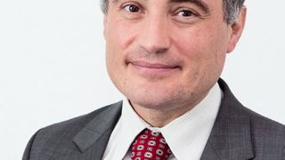 Le code des marchés publics permet de choisir des produits ayant le meilleur bilan carbone, et donc de favoriser ceux en provenance de pays européens... voire des articles plus locaux pour peu qu'il s'agisse d'un marché adapté.