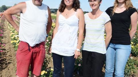 Jean-Luc Leplat, rosiériste, Violaine Le Péron, conseillère PBI au CDHRC, Isabelle Tabillon, formatrice au CFA de Bellegarde, et Florence Caule, stagiaire au CDHRC, mènent le projet Bioberos depuis deux ans.PHOTO : AUDE RICHARD