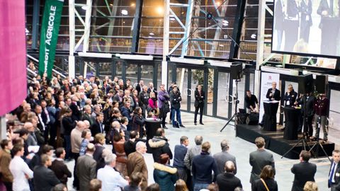 Réunis dans le hall d'entrée du parc des expositions d'Angers (49), les professionnels ont été amenés à réfléchir aux perspectives du marché du jardin lors de la soirée dédiée aux exposants.PHOTO : JACQUES MOREAU