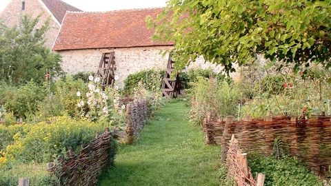 Le jardin de la Commanderie des Templiers, à Coulommiers (77), a été conçu comme un lieu de pédagogie sur la question des jardins au Moyen-Âge.PHOTO : JOËL CHATAIN