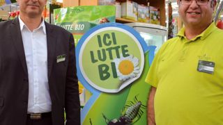 Pascal Ploton, directeur de Truffaut Saint-Jean-le-Blanc (à gauche), et Didier Courtois, chef du rayon équipement et produits, assurent la promotion des techniques alternatives.
