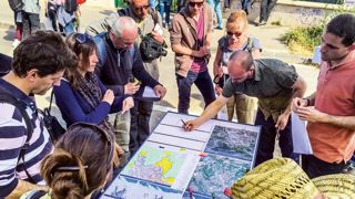 Sur un chantier participatif, dans les calanques méditerranéennes. Ici, comme pour l'ensemble de ses dossiers, Coloco montre sa « volonté de faire de la ville un support de végétalisation, d'affirmer le végétal comme une puissance ».PHOTO : FABIEN DAVID, COLOCO Sur un chantier participatif, dans les calanques méditerranéennes. Ici, comme pour l'ensemble de ses dossiers, Coloco montre sa « volonté de faire de la ville un support de végétalisation, d'affirmer le végétal comme une puissance ».PHOTO : FABIEN DAVID, COLOCO
