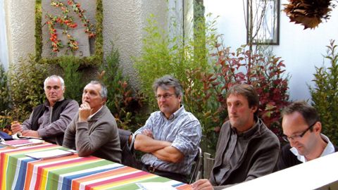 De gauche à droite : Pierre-Alexandre Risser (dirigeant d'Horticulture & Jardins à Saint-Prix - 95) ; Didier Danet (dirigeant de Danet SA à Colombes - 92) ; Pascal Pinel (responsable du développement du secteur pépinière de Graines Voltz lors du colloque) ; Christian Bourlanges (chef de rayon de la jardinerie Truffaut à Herblay - 95) et Alain Cosson (chef de groupe de la jardinerie Truffaut à Herblay - 95).