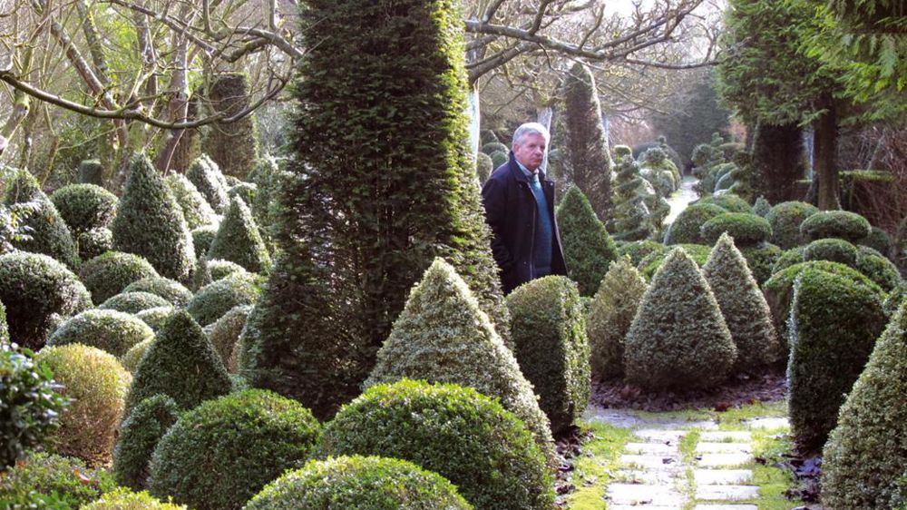 Yves Gosse de Gorre propose un autre regard sur le jardin. Cet agencement de topiaires est pour lui la partie « la moins statique du jardin », car son aspect change tout au long de la journée en fonction de la lumière. Yves Gosse de Gorre propose un autre regard sur le jardin. Cet agencement de topiaires est pour lui la partie « la moins statique du jardin », car son aspect change tout au long de la journée en fonction de la lumière.