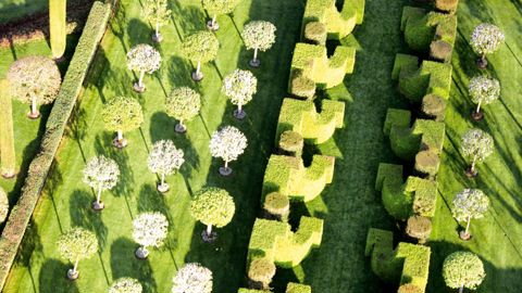 L'impressionnante allée des Charmes du manoir d'Eyrignac... Le jardin, d'abord essentiellement composé dans un camaïeu de verts, s'est progressivement ouvert à la couleur.