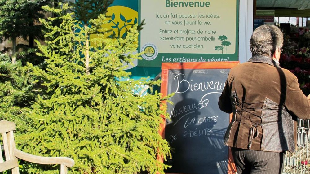 Un bon service clientèle constitue un investissement et non pas une perte pour l'entreprise. Il multiplie et fidélise les consommateurs, en accordant à chacun une attention particulière, individualisée et régulière : garantie « plus », livraison express, invitations, remises... Un bon service clientèle constitue un investissement et non pas une perte pour l'entreprise. Il multiplie et fidélise les consommateurs, en accordant à chacun une attention particulière, individualisée et régulière : garantie « plus », livraison express, invitations, remises...