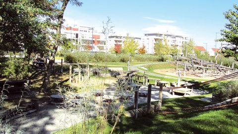 À Cernay, l'une des visites organisées sur le terrain a permis de découvrir la remarquable réhabilitation d'un tissu économique dégradé par l'aménagement paysager (voir le Lien horticole n° 794 du 4 avril 2012).