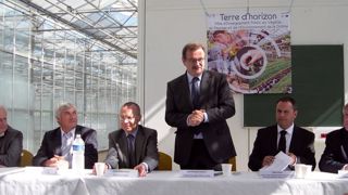 De gauche à droite : Claude Aurias (chambre régionale d'agriculture), BrunoImbert (président de la FNPHP Rhône-Alpes Auvergne), Pierre-André Durand(préfet de la Drôme), Jean-François Carenco (préfet de Rhône-Alpes), GillesEspic (président de l'Unep Rhône-Alpes Auvergne) et Michel Grégoire(vice-président du conseil régional de Rhône-Alpes) réunis pour la signature dela charte. De gauche à droite : Claude Aurias (chambre régionale d'agriculture), BrunoImbert (président de la FNPHP Rhône-Alpes Auvergne), Pierre-André Durand(préfet de la Drôme), Jean-François Carenco (préfet de Rhône-Alpes), GillesEspic (président de l'Unep Rhône-Alpes Auvergne) et Michel Grégoire(vice-président du conseil régional de Rhône-Alpes) réunis pour la signature dela charte.