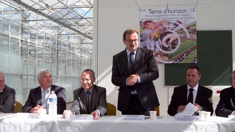 De gauche à droite : Claude Aurias (chambre régionale d'agriculture), BrunoImbert (président de la FNPHP Rhône-Alpes Auvergne), Pierre-André Durand(préfet de la Drôme), Jean-François Carenco (préfet de Rhône-Alpes), GillesEspic (président de l'Unep Rhône-Alpes Auvergne) et Michel Grégoire(vice-président du conseil régional de Rhône-Alpes) réunis pour la signature dela charte.