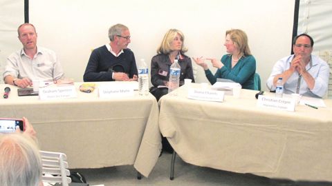Parmi les intervenants qui ont participé à la table ronde durant les Journées des plantes de Courson (91), le 16 mai (de gauche à droite) : Graham Spencer, de l'association d'obtenteurs Plants for Europe, Stéphane Marie, journaliste et animateur de cette rencontre, Catherine de Bougoing, interprète, Diana Charels, représentante de la Commission européenne, Christian Crépin, des pépinières Lepage. Tous ont à la fois tenté de comprendre et d'expliquer les subtilités de la réglementation européenne