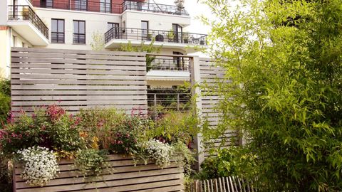 Sur les 27,63 millions de foyers que compte la France, 61 % vivent dans des villes de plus de 20 000 habitants, et 11,9 millions, soit 43 %, jardinent ou s'occupent de fleurs et plantes, en extérieur ou en intérieur.PHOTO : PASCAL FAYOLLE