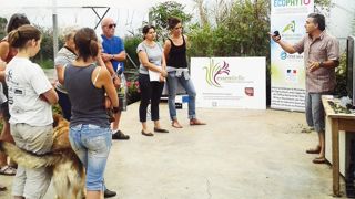 Ardavan Soleymani, directeur de Franche-Comté horticole, détaille la biologie des insectes aux personnes venues s'informer.