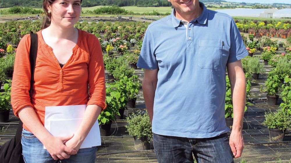 Pour Aude Lagadic, responsable ventes et achats du groupe Poullain, et François Le Borgne, chef de culture, l'accompagnement des points de vente devient une nécessité pour valoriser les plantes de pépinière.PHOTO : VALÉRIE VIDRIL Pour Aude Lagadic, responsable ventes et achats du groupe Poullain, et François Le Borgne, chef de culture, l'accompagnement des points de vente devient une nécessité pour valoriser les plantes de pépinière.PHOTO : VALÉRIE VIDRIL