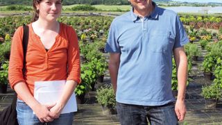 Pour Aude Lagadic, responsable ventes et achats du groupe Poullain, et François Le Borgne, chef de culture, l'accompagnement des points de vente devient une nécessité pour valoriser les plantes de pépinière.PHOTO : VALÉRIE VIDRIL