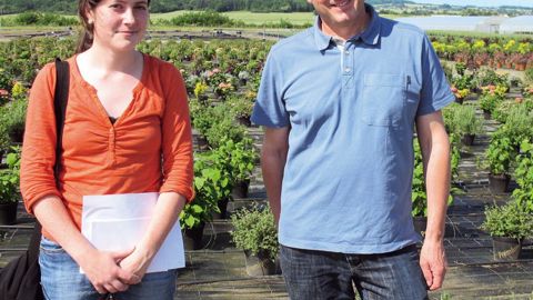 Pour Aude Lagadic, responsable ventes et achats du groupe Poullain, et François Le Borgne, chef de culture, l'accompagnement des points de vente devient une nécessité pour valoriser les plantes de pépinière.PHOTO : VALÉRIE VIDRIL