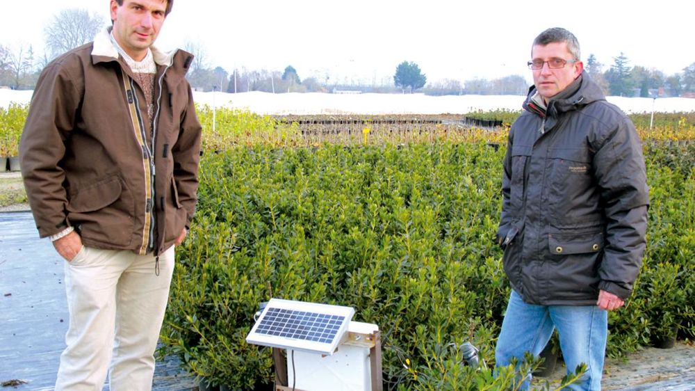 Éric Duclaud (à droite), directeur de l'exploitation horticole du lycée d'Angers Le Fresne, et Jérôme Lachurie, d'Aria Horticulture, ont mis en place un système mobile de gestion par radio pour la fertirrigation des cultures.