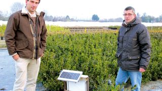 Éric Duclaud (à droite), directeur de l'exploitation horticole du lycée d'Angers Le Fresne, et Jérôme Lachurie, d'Aria Horticulture, ont mis en place un système mobile de gestion par radio pour la fertirrigation des cultures. Éric Duclaud (à droite), directeur de l'exploitation horticole du lycée d'Angers Le Fresne, et Jérôme Lachurie, d'Aria Horticulture, ont mis en place un système mobile de gestion par radio pour la fertirrigation des cultures.