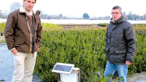 Éric Duclaud (à droite), directeur de l'exploitation horticole du lycée d'Angers Le Fresne, et Jérôme Lachurie, d'Aria Horticulture, ont mis en place un système mobile de gestion par radio pour la fertirrigation des cultures.
